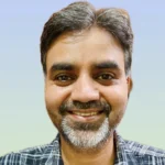 मुस्कुराते हुए शख्स का साफ़ सुथरा क्लोज़-अप पोर्ट्रेट